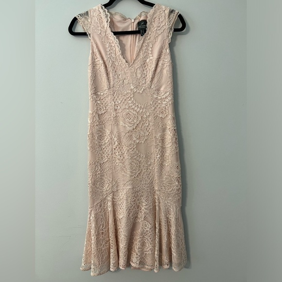 Adrianna Papell Dresses & Skirts - 🧨SALE ADRIANNA PAPELL LACE SLEEVELESS DRESS